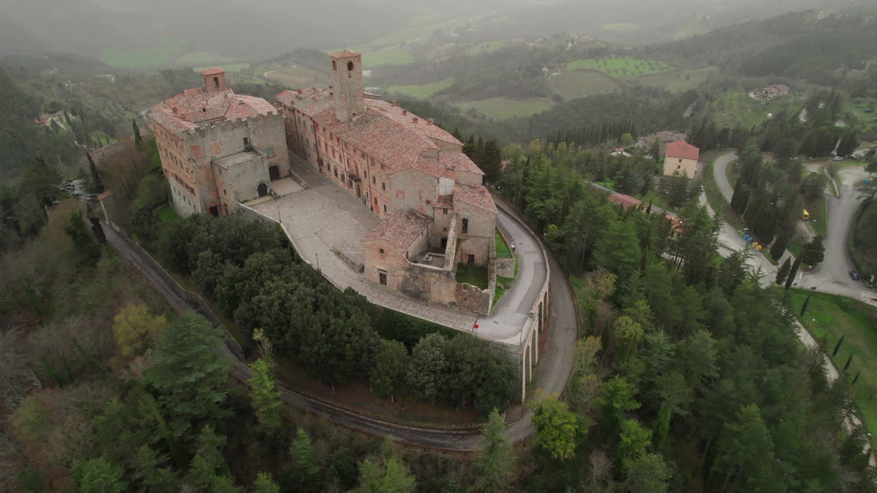 하늘에서 볼 수 있는 산타 마리아 티베리나 산: 도에서 포착된 움브리아의 마을