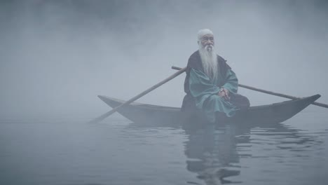 viejo pescador en un río de niebla