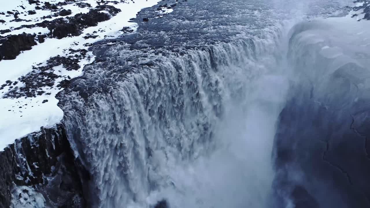 cascada en un acantilado nevado en invierno