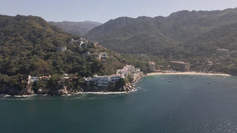 Playa-De-Mismaloya-Las-Coloridas-Montañas-De-Sierra-Madre-Se-Encuentran-Con-Las-Serenas-Aguas-Del-Océano-Pacífico-Mexicano-En-La-Playa-De-Mismaloya,-Un-Pintoresco-Pueblo-De-Pescadores-A-Solo-15-Minutos-Al-Sur-De-Puerto-Vallarta