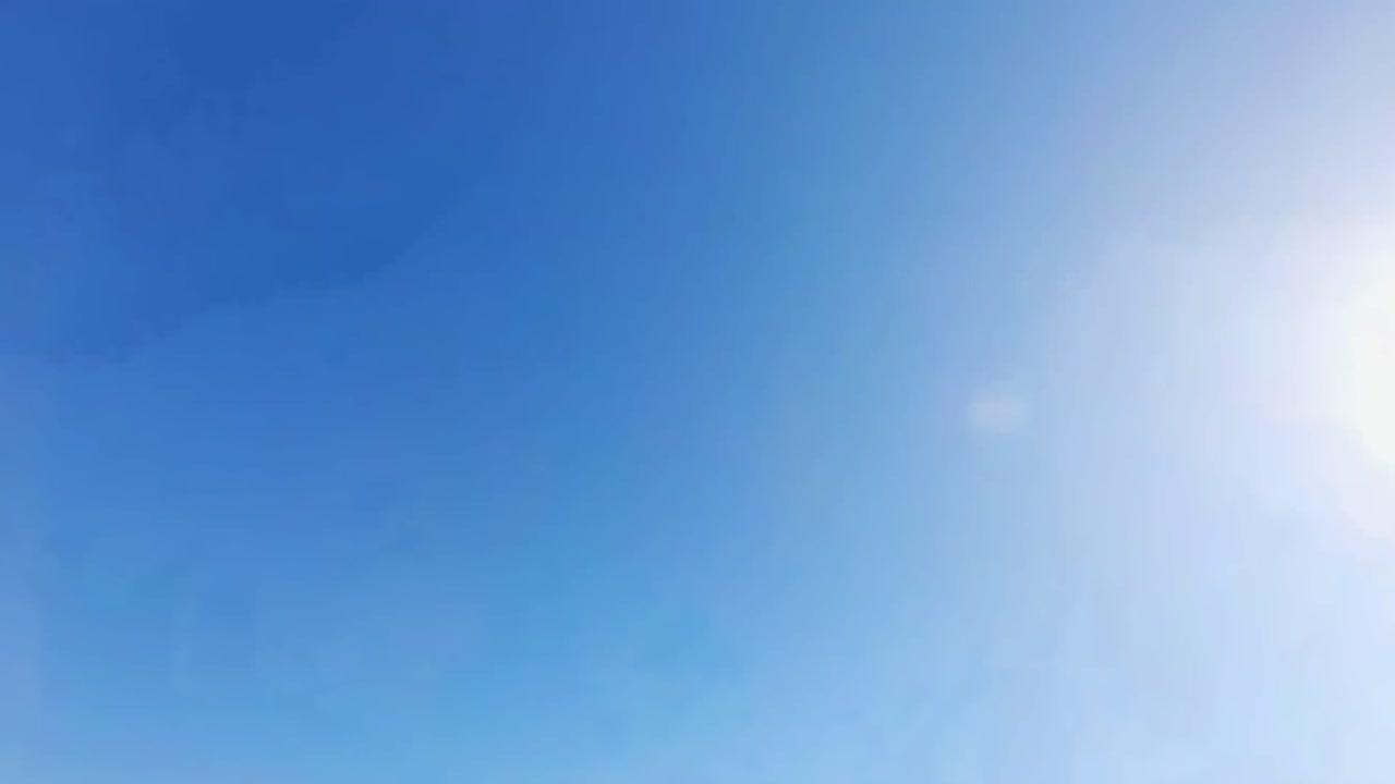 Laaja peltomaisema kasvavine viljelykasveineen, FPV-ilmakuva 360 asteen käännöksellä.