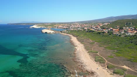 Imagen-Aérea-De-Drones-De-Una-Playa-En-Cerdeña-Italia-Aguas-Cristalinas-Azul-Turquesa-Verde