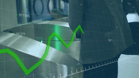 animación del procesamiento de datos financieros sobre un hombre caucásico usando un teléfono inteligente en el validador de boletos