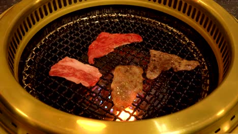 레스토랑의 바비큐 쇠고기, 날 것 및 난로에서 요리, 나고야 일본