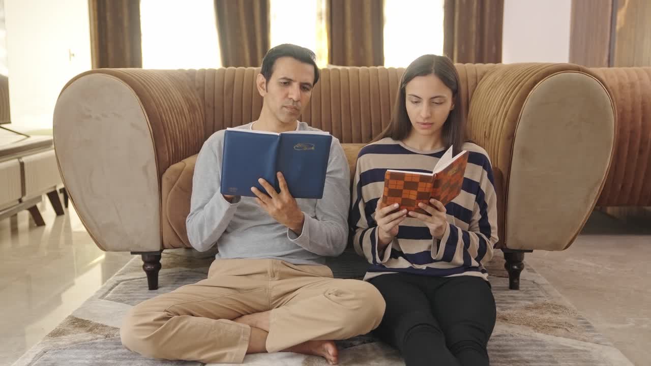 Coppia indiana che legge libri diversi