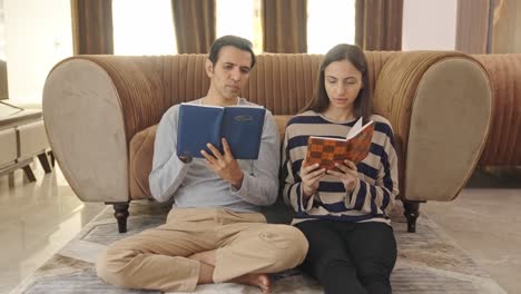 pareja india leyendo diferentes libros