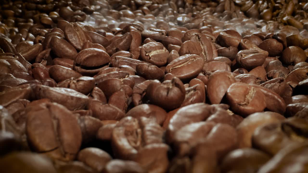 Close up di semi di caffè. I chicchi di caffè profumati sono fumo tostato proveniente dai chicchi di caffè.