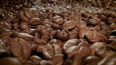 cerca de las semillas de café. los granos de café perfumados son tostados el humo viene de los granos de café.