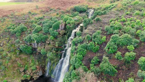 los páramos de yorkshire revelan una cascada encantadora