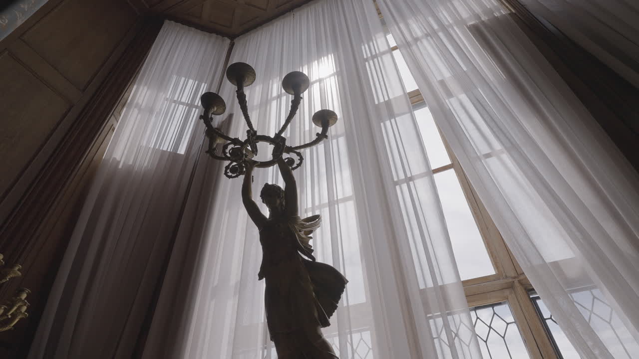 대형 방 에 있는 고대 청동 불 조각