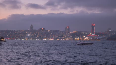 impresionante vista nocturna del horizonte de estambul