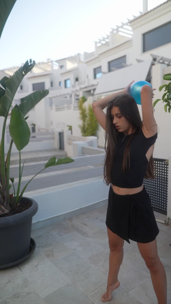 mujer bailando con una pelota al aire libre