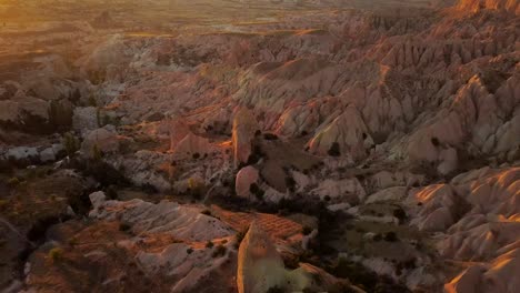 pavo cappadocia hadas chimenea valle del amor pináculo rocas puesta de sol crepúsculo imágenes de video con 4k de alta calidad drone video de stock