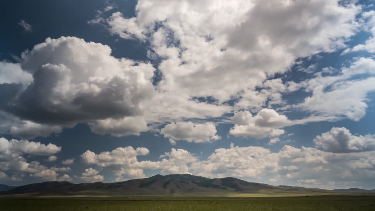 hermoso lapso de tiempo en las estepas mongolas con grandes nubes blancas