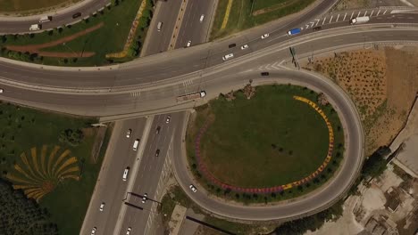 Coches-De-La-Ciudad-Aérea-En-La-Intersección-Con-El-Tráfico.