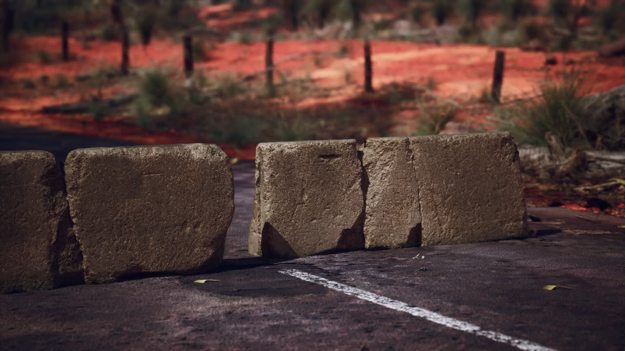 오래된 산화 된 콘크리트 도로 장벽 블록
