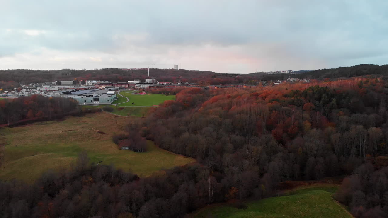 drone de vista aérea que se eleva sobre el paisaje industrial del campo en el norte de europa, durante el día