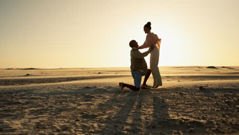 una pareja disfrutando de un momento romántico de puesta de sol en una playa desierta