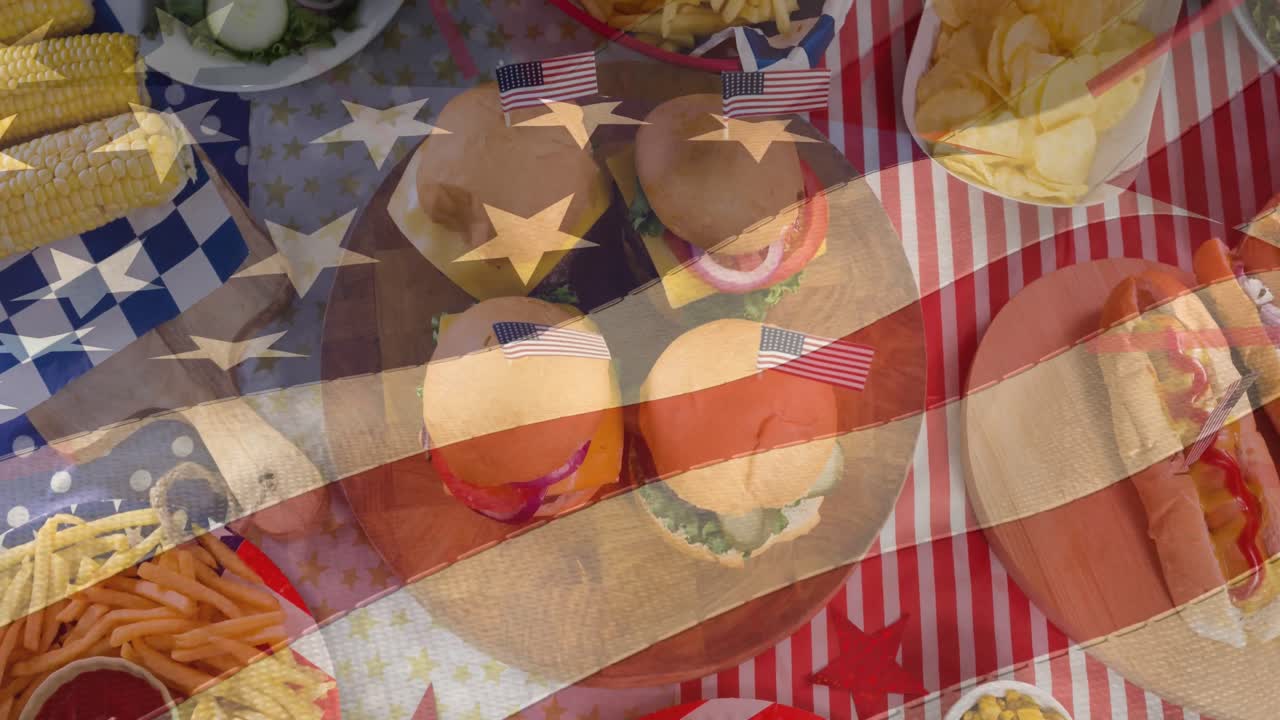 미국 국기의 애니메이션이 축제 간식, 핫도그 및 햄버거 위로 움직입니다.