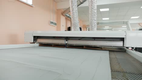 máquina cnc para cortar telas, materiales textiles y cuero, marcado y medición por láser. producción moderna de calzado.