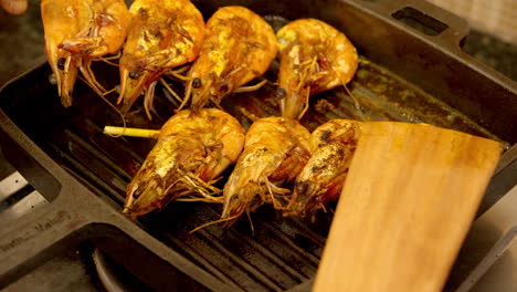 camarones a la parrilla en pinchos