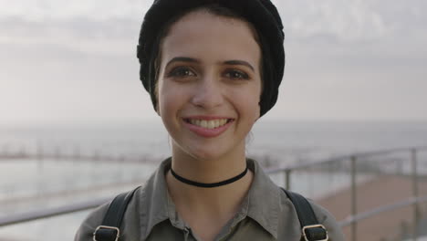 retrato en primer plano de una joven encantadora sonriendo alegremente a orillas del mar