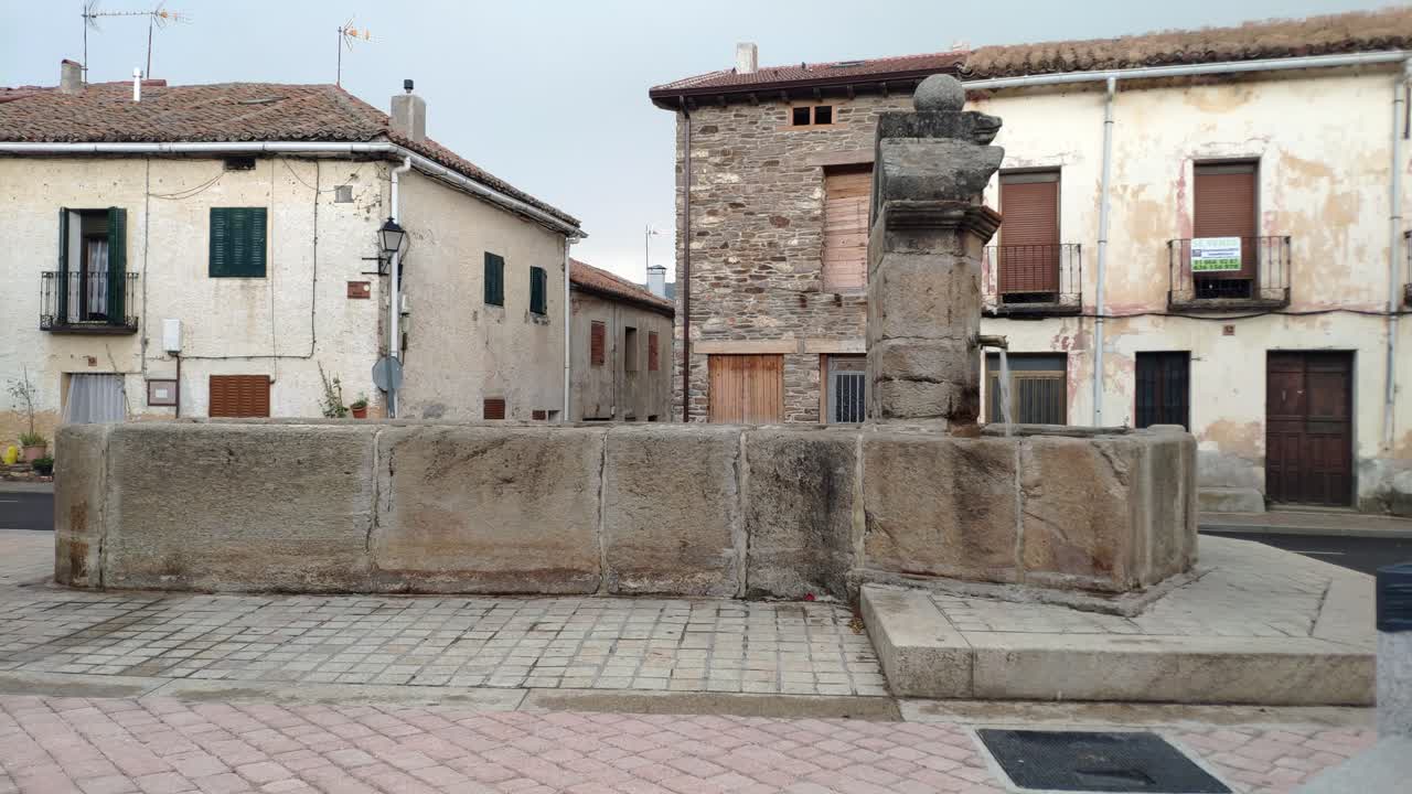 Fontana storica in pietra in una piazza tranquilla, Fuente de los Tres Caños, Spagna.