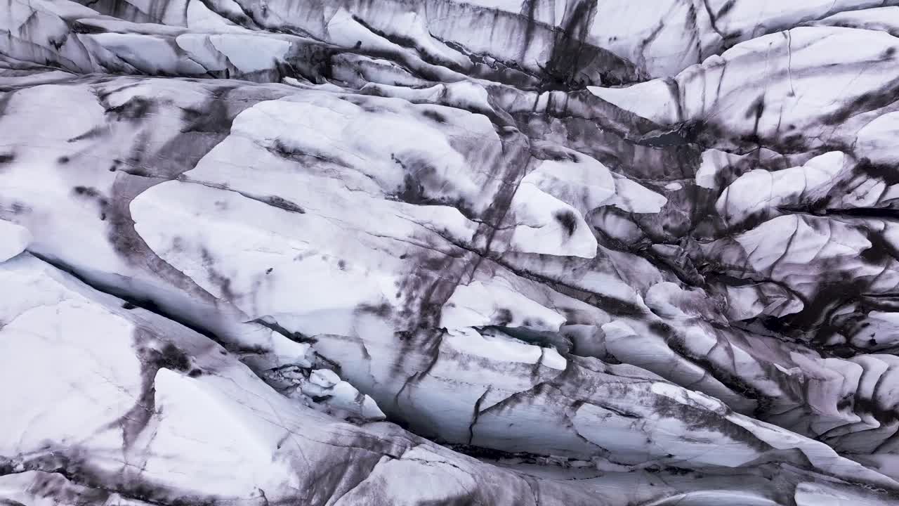 vista de drone de cerca sobre el hielo polar que muestra hermosos patrones en un glaciar en islandia