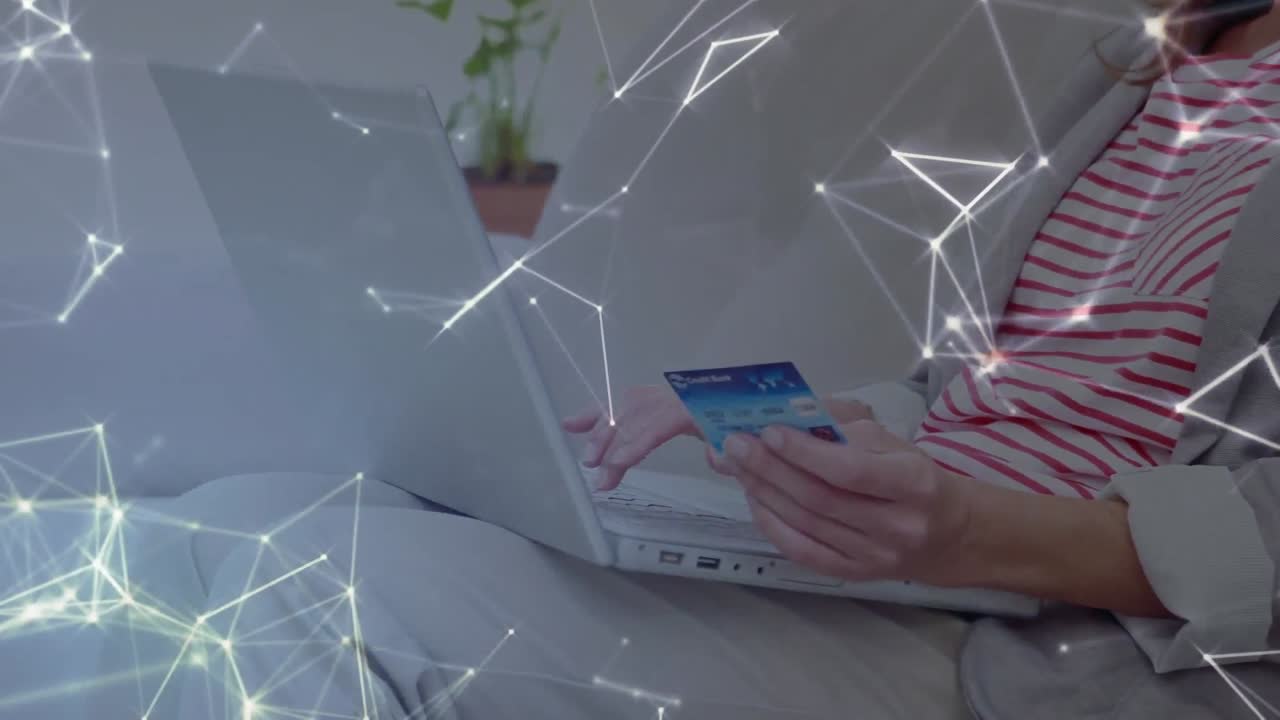 animación de múltiples formas hechas de conexiones flotando sobre una mujer caucásica