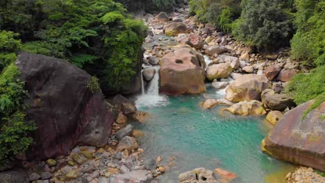 4k-Vuelo-Aéreo-Hacia-Atrás-Revela-Toma-De-Una-Piscina-De-Agua-Cerca-De-Rainbow-Falls-En-Nongrigat,-Cheerapunji,-Meghalaya