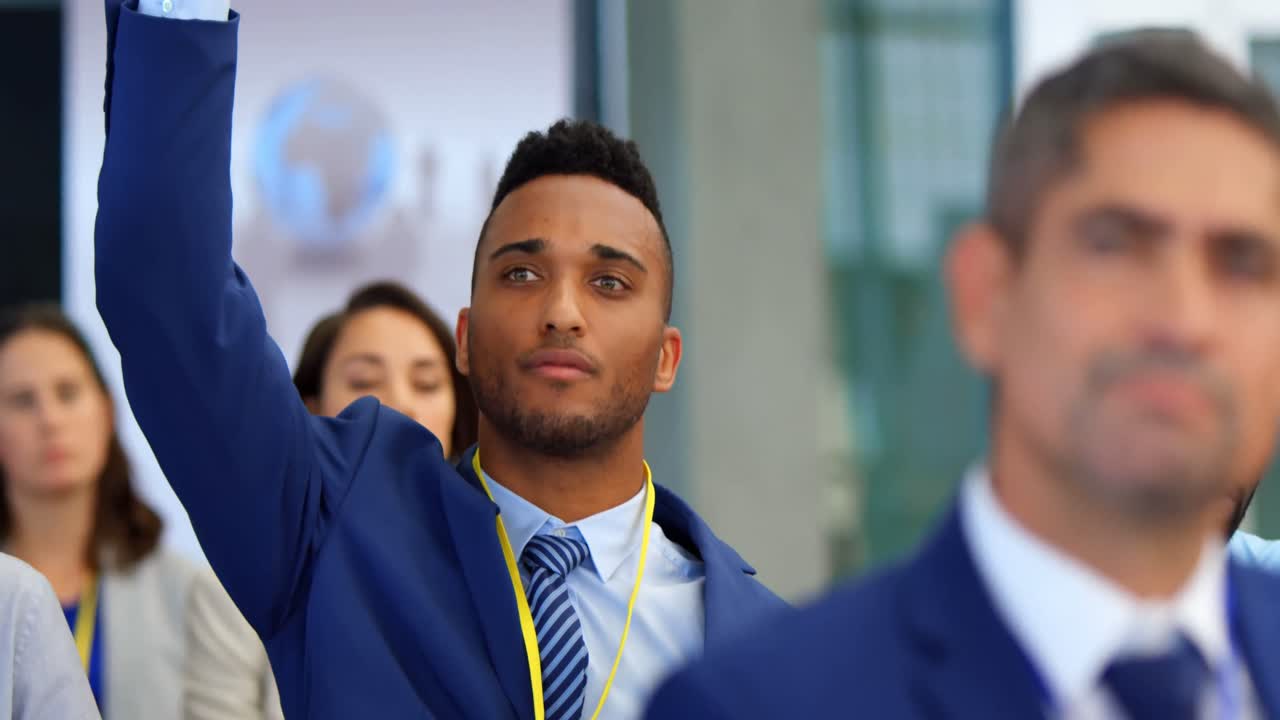 hombre de negocios levantando la mano en el seminario de negocios 4k