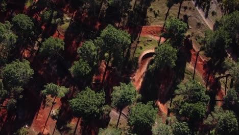 Vista-Aérea-De-La-Pista-De-Motocicletas-Todoterreno-Sinuosa-Entre-árboles