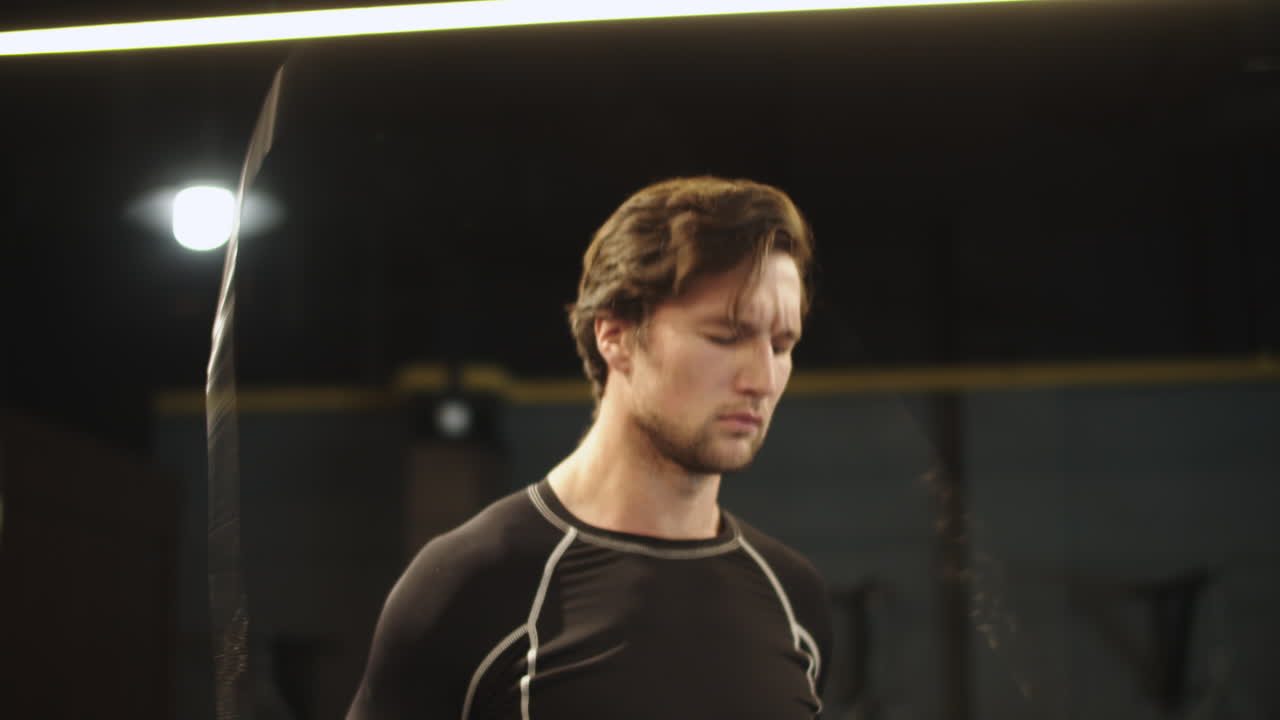 스포츠 클럽 에서 점프 하는 피트니스 남자