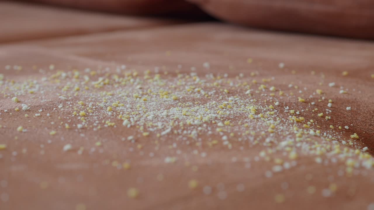 가죽 소파에 있는 어리