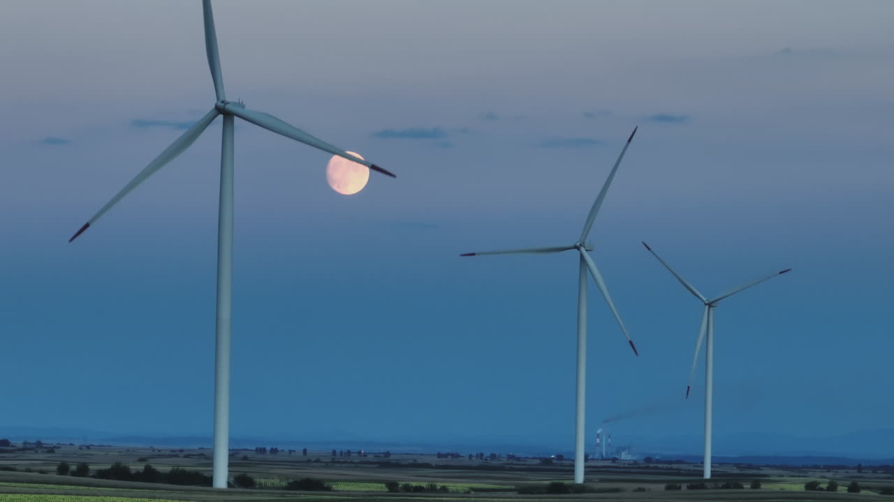 보름달 아래의 풍력 터빈