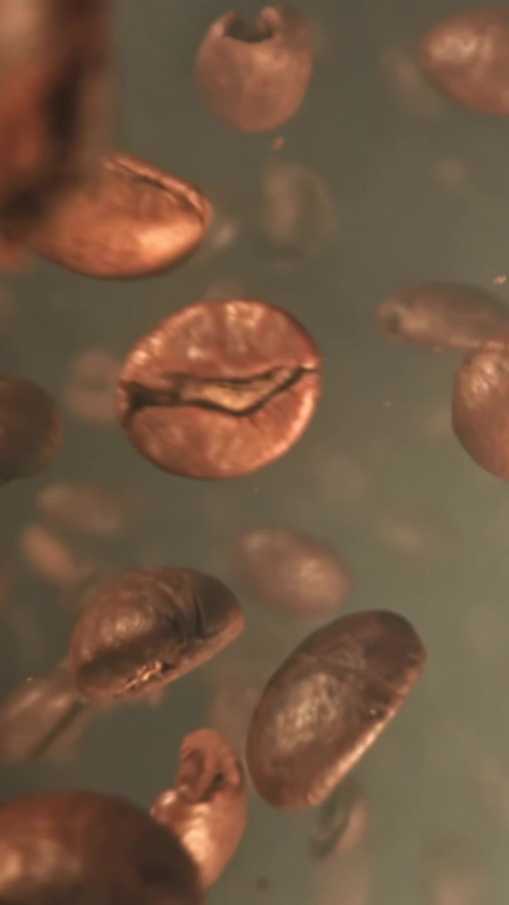 Rallentatore di chicchi di caffè appena tostati che cadono.