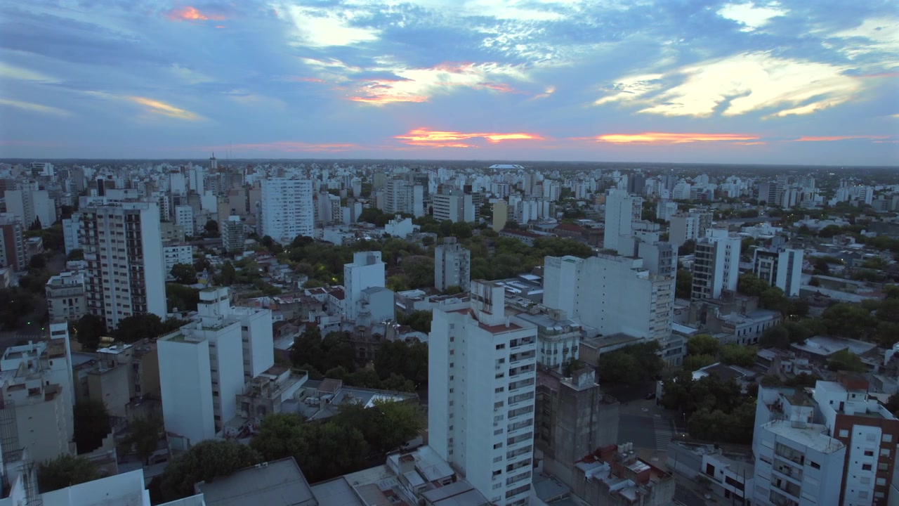Veduta aerea 4K da drone di La Plata, Buenos Aires, Argentina al tramonto. Skyline urbano, edifici e strade illuminati dalla calda luce serale in tutta la città
