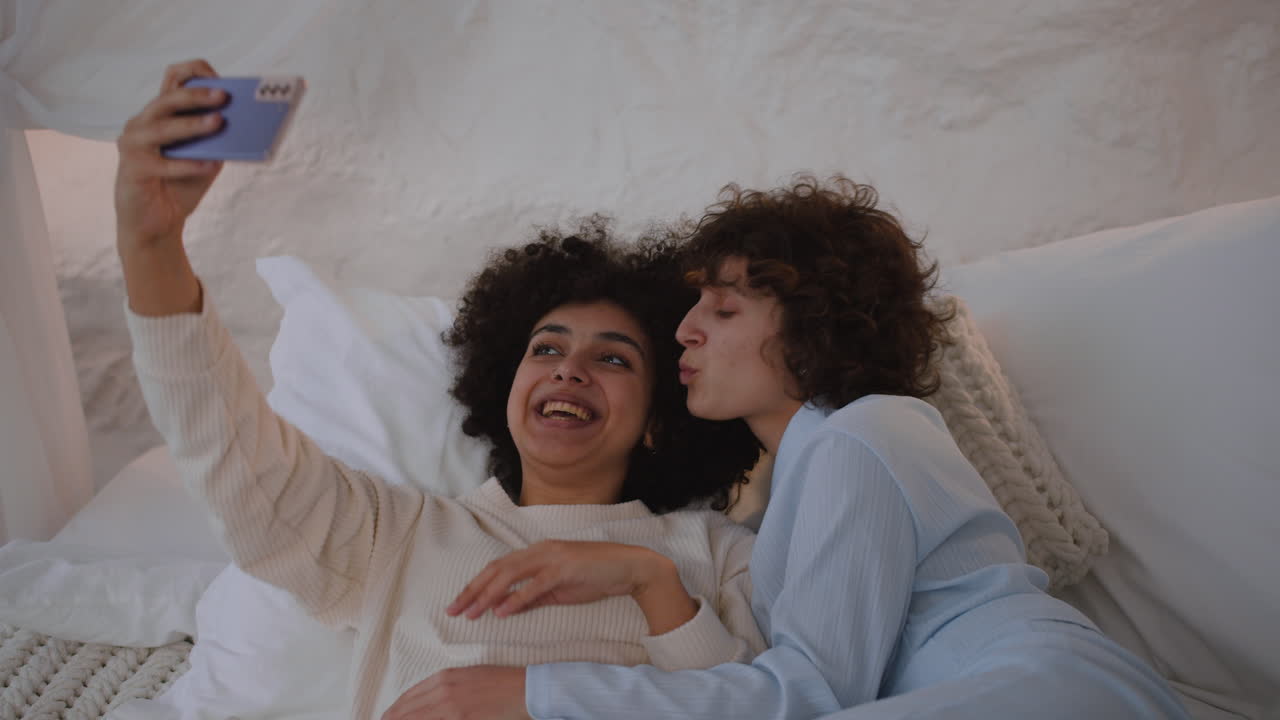 침대에 누워있는 사랑스러운 커플