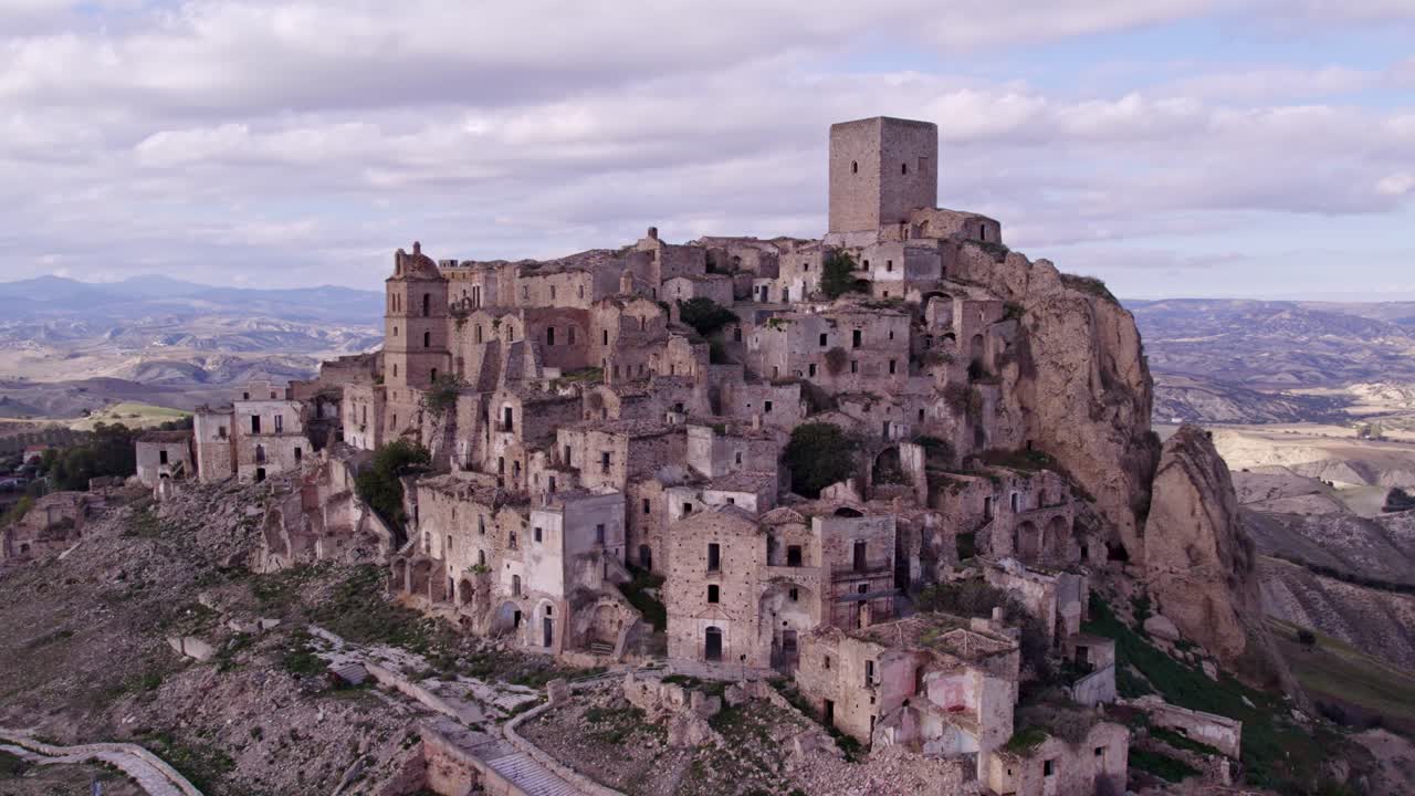 Miasto duchów z ikoniczną wieżą na wzgórzu, Craco, Matera, Włochy
