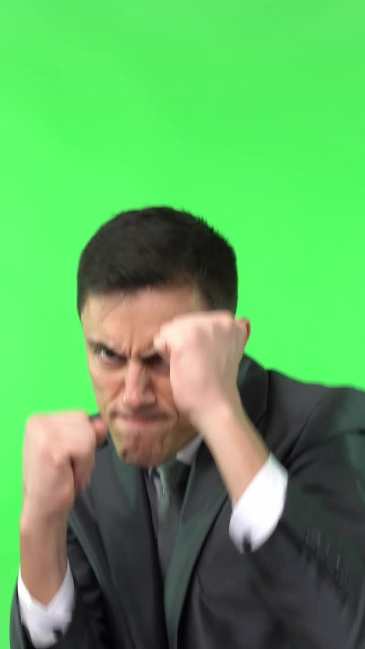 hombre de negocios golpeando en la pantalla verde