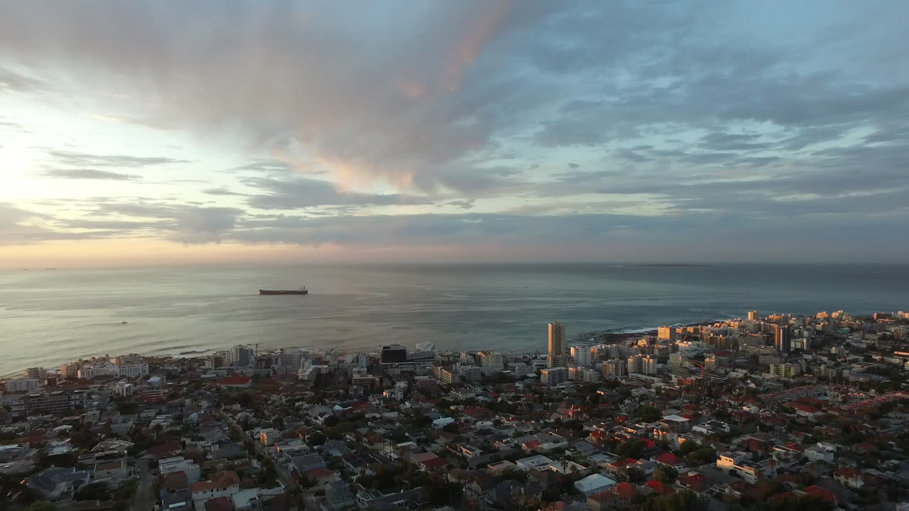 바다는 도시를 작게 보이게 합니다.