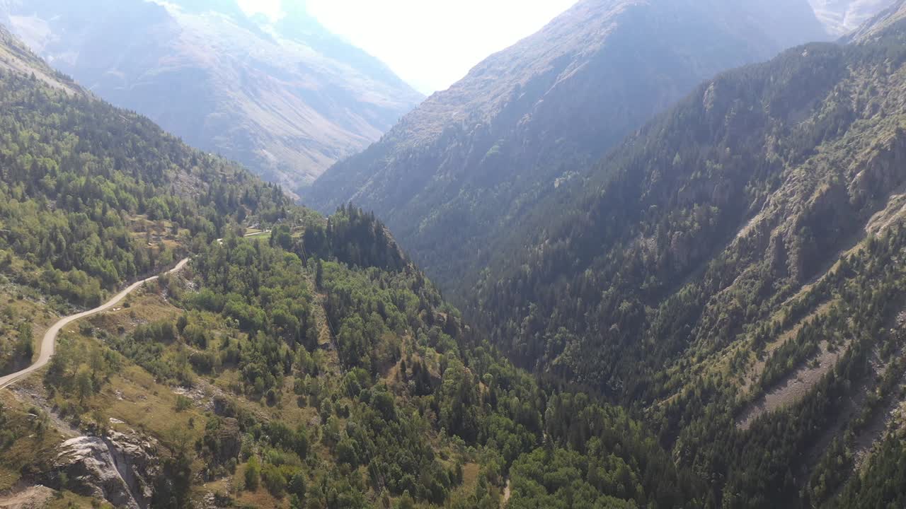 bella toma aérea inclinada de una cordillera en francia