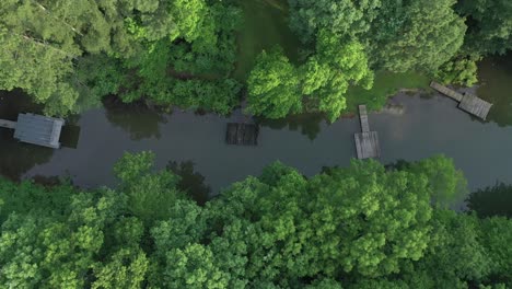 Aerial-view-of-docks-on-Lake-Lanier-in-Georgia