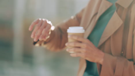 corriendo tarde, tomando café y caminando al trabajo