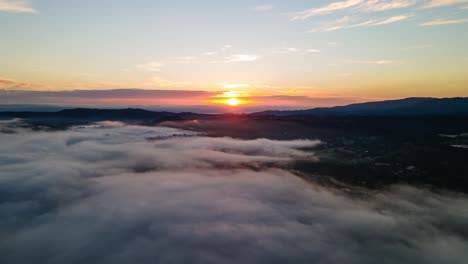 jarabacoa amanecer en un país caribeño república dominicana con el sol saliendo a través de las montañas entre nubes, clima frío