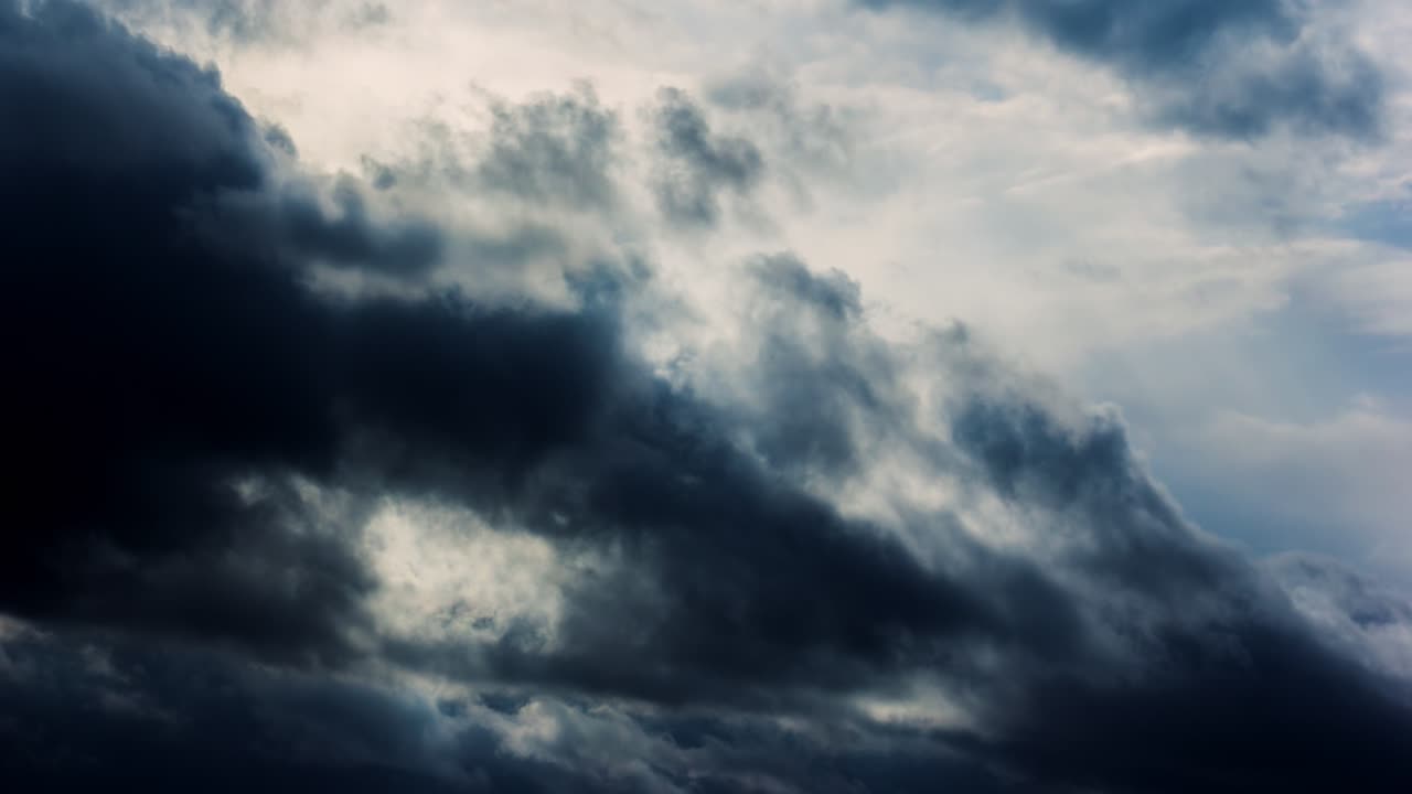 nubes dramáticas en movimiento