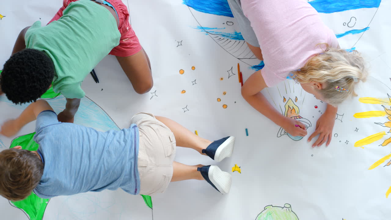 아이들이 큰 종이 한 장에 그림을 그리고 있습니다.