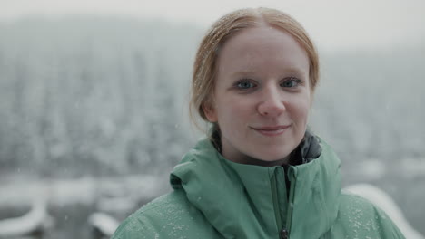 mujer en el paisaje de invierno
