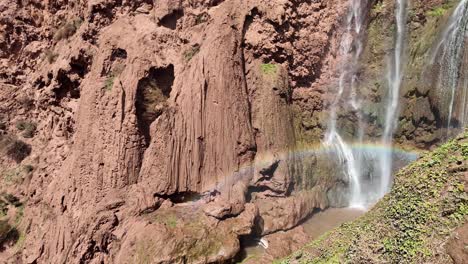 Arco-Iris-Sobre-Cascada-De-Agua-De-Las-Cataratas-De-Ouzoud-En-El-Norte-De-África,-Marruecos