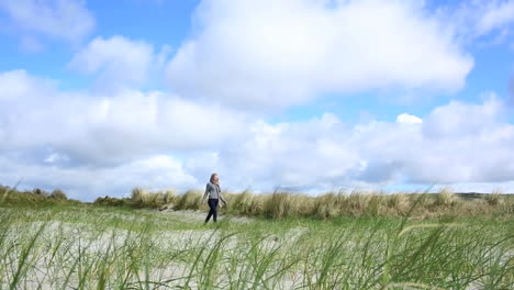 Mujer-Relajándose-Y-Caminando-Por-La-Playa